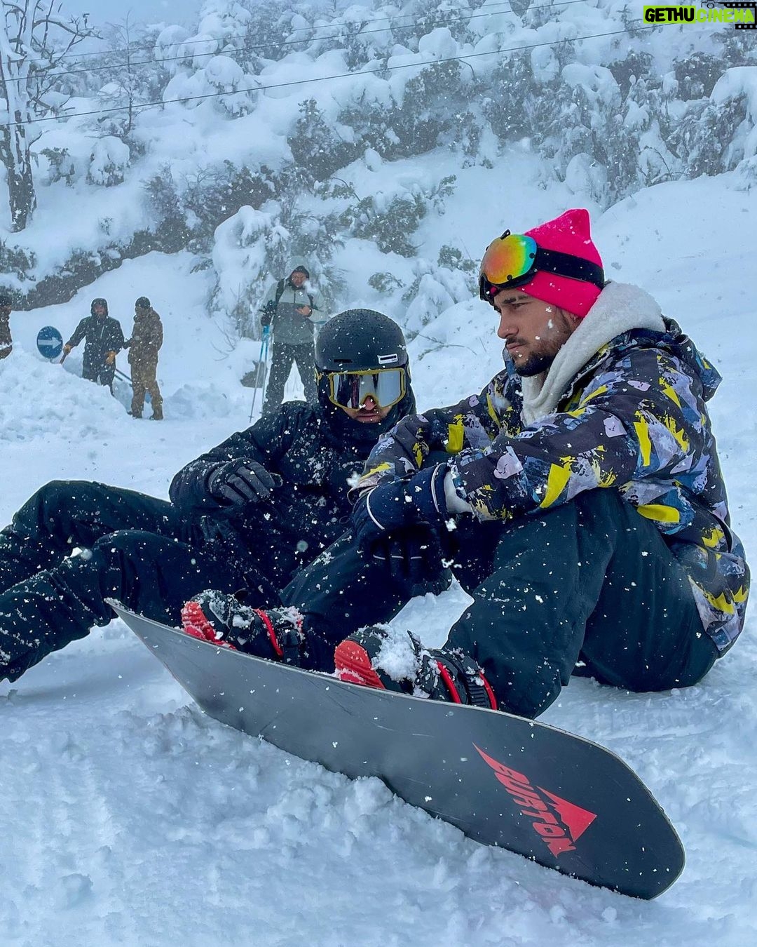 Agustín Bernasconi Instagram - Tremenda experiencia hoy en Bariloche , gracias a amigos de @verticalskisnowboard por la pilcha y a los cracks @guru.ride y @hop2collective por enseñarnos a dsr los primeros pasos 🙏🏽💪🏽🔥 Cerro Catedral - Catedral Alta Patagonia