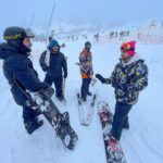 Agustín Bernasconi Instagram - Tremenda experiencia hoy en Bariloche , gracias a amigos de @verticalskisnowboard por la pilcha y a los cracks @guru.ride y @hop2collective por enseñarnos a dsr los primeros pasos 🙏🏽💪🏽🔥 Cerro Catedral - Catedral Alta Patagonia