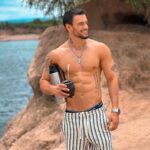 Agustín Bernasconi Instagram - Se va un año increíble , cumpliendo sueños y nuevas metas , desafíos que pense que no iba a volver a tener.. Me siento agradecido por el cariño que siempre demuestran y muy feliz por el presente que estoy viviendo , aunque mucho no puedo contarles..🩶 los amo.