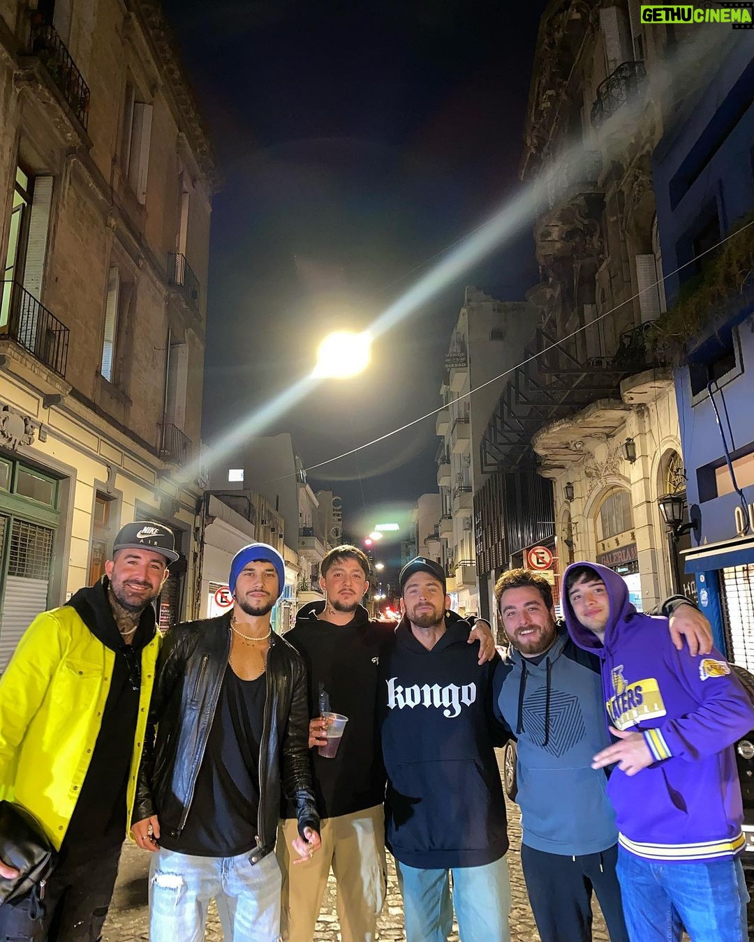 Agustín Bernasconi Instagram - Domingo con la banda ! Lindo volver a verte hermano @julianserrano01 🙏🏽🖤 @maxiespindola @mariano_pek @franco_espindola @lucasvanopstal1 @pier54santelmo