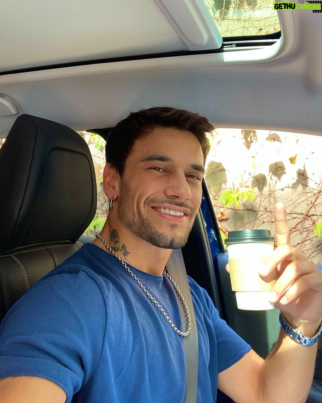 Agustín Bernasconi Instagram - Cuantos café se podrá tomar por día ? 😌 q tengan linda semana gente , los quiero