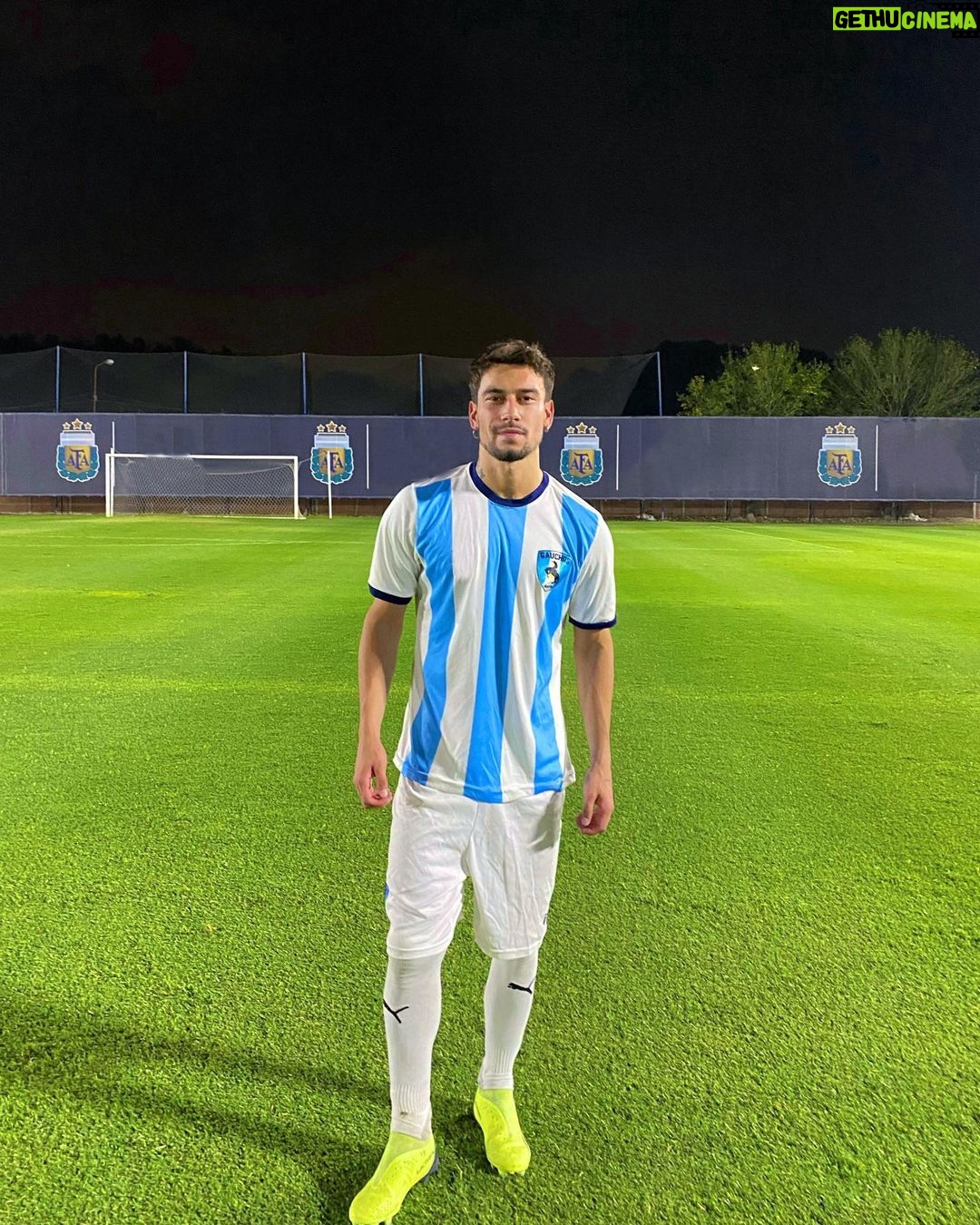 Agustín Bernasconi Instagram - @pumaargentina en la cancha o el escenario , siempre !! 🔥