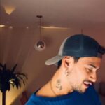 Agustín Bernasconi Instagram - Porque cantar me hace bien , porque cantar me hace sentir vivo , no importa si lo hago bien o mal.. les dejo un pedacito de esta tremenda canción , lxs quiero 🖤