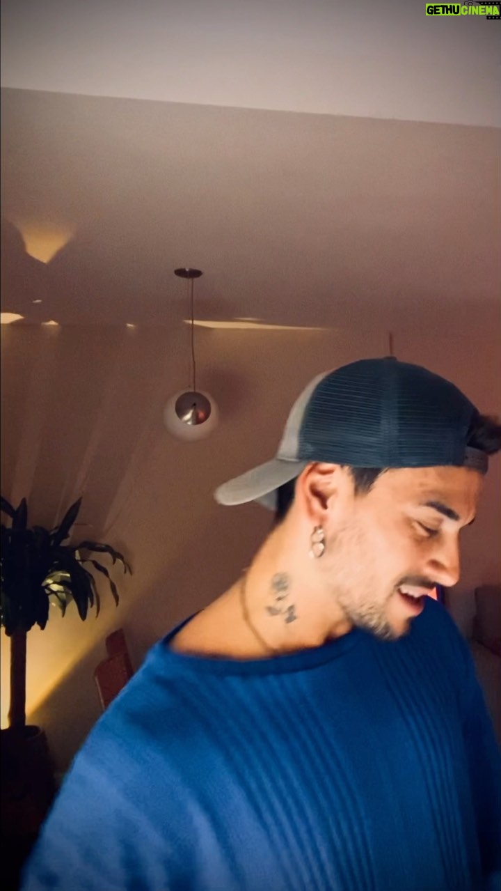 Agust铆n Bernasconi Instagram - Porque cantar me hace bien , porque cantar me hace sentir vivo , no importa si lo hago bien o mal.. les dejo un pedacito de esta tremenda canci贸n , lxs quiero 馃枻