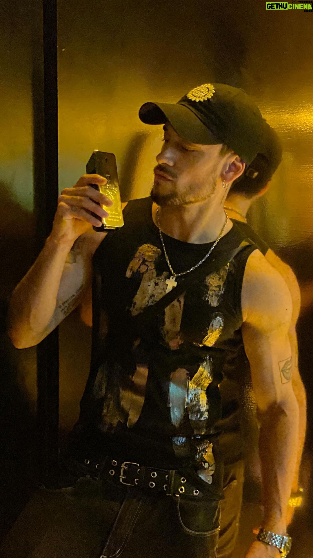 Agustín Bernasconi Instagram - gracias @rabanne por invitarme a festejar las fiestas junto a ustedes. Tremenda noche pasamos en la Million Night Party #rabanneholidays #rabanneperfums ✨✨