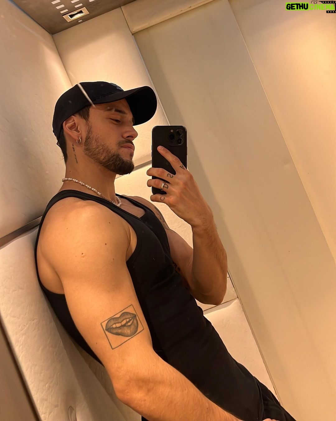 Agustín Bernasconi Instagram - Bueno algo había q subir 🤷🏽♂️🩶