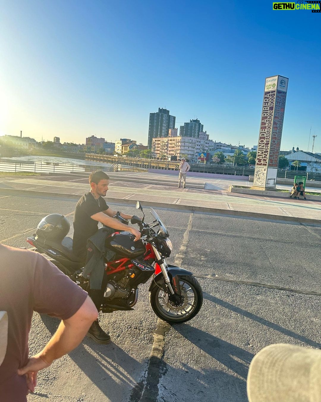 Agustín Bernasconi Instagram - Se va un año increíble , cumpliendo sueños y nuevas metas , desafíos que pense que no iba a volver a tener.. Me siento agradecido por el cariño que siempre demuestran y muy feliz por el presente que estoy viviendo , aunque mucho no puedo contarles..🩶 los amo.