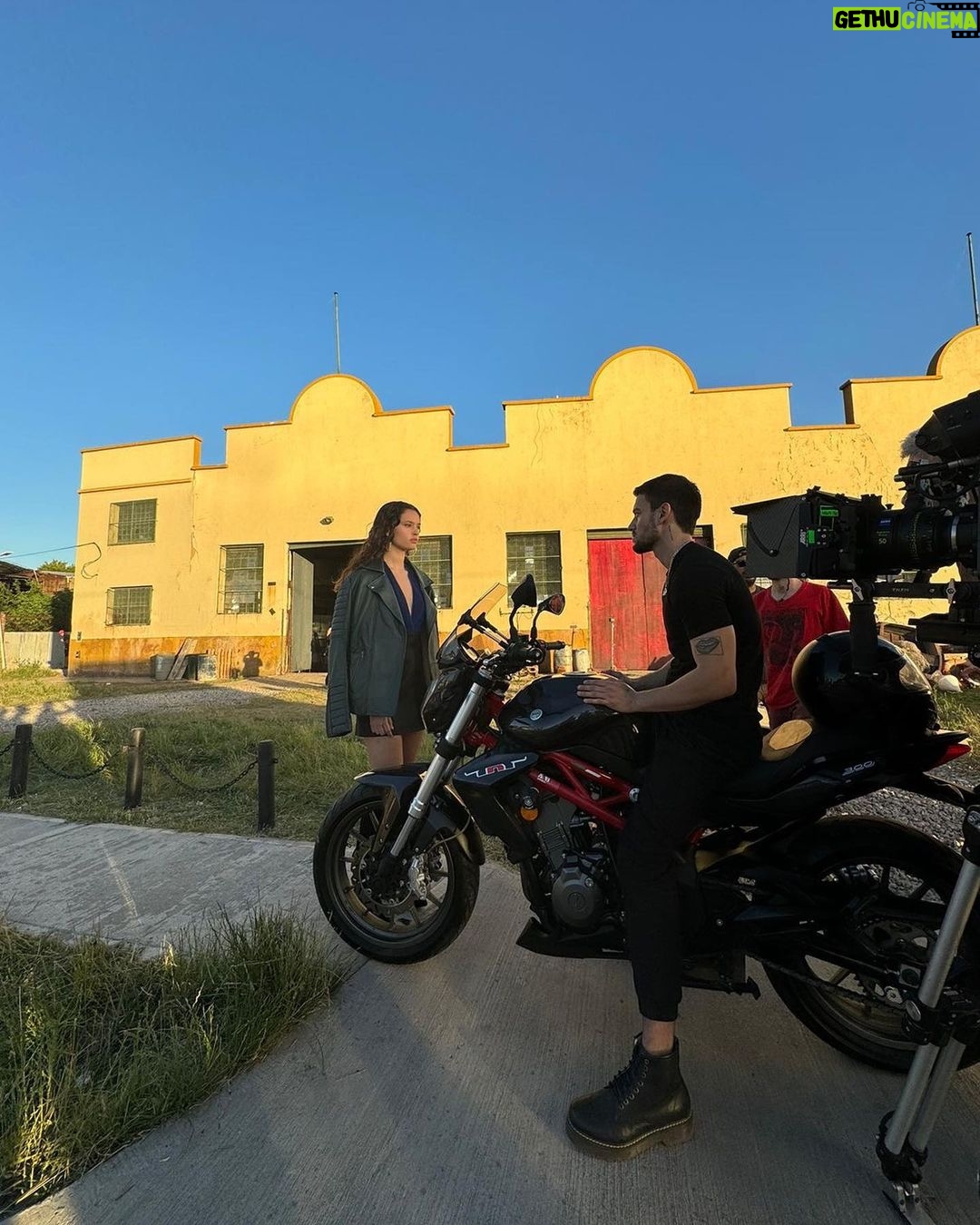 Agustín Bernasconi Instagram - Se va un año increíble , cumpliendo sueños y nuevas metas , desafíos que pense que no iba a volver a tener.. Me siento agradecido por el cariño que siempre demuestran y muy feliz por el presente que estoy viviendo , aunque mucho no puedo contarles..🩶 los amo.