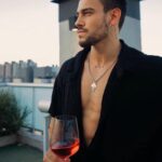 Agustín Bernasconi Instagram - Diciembre variadito 🍷☀️👊🏽