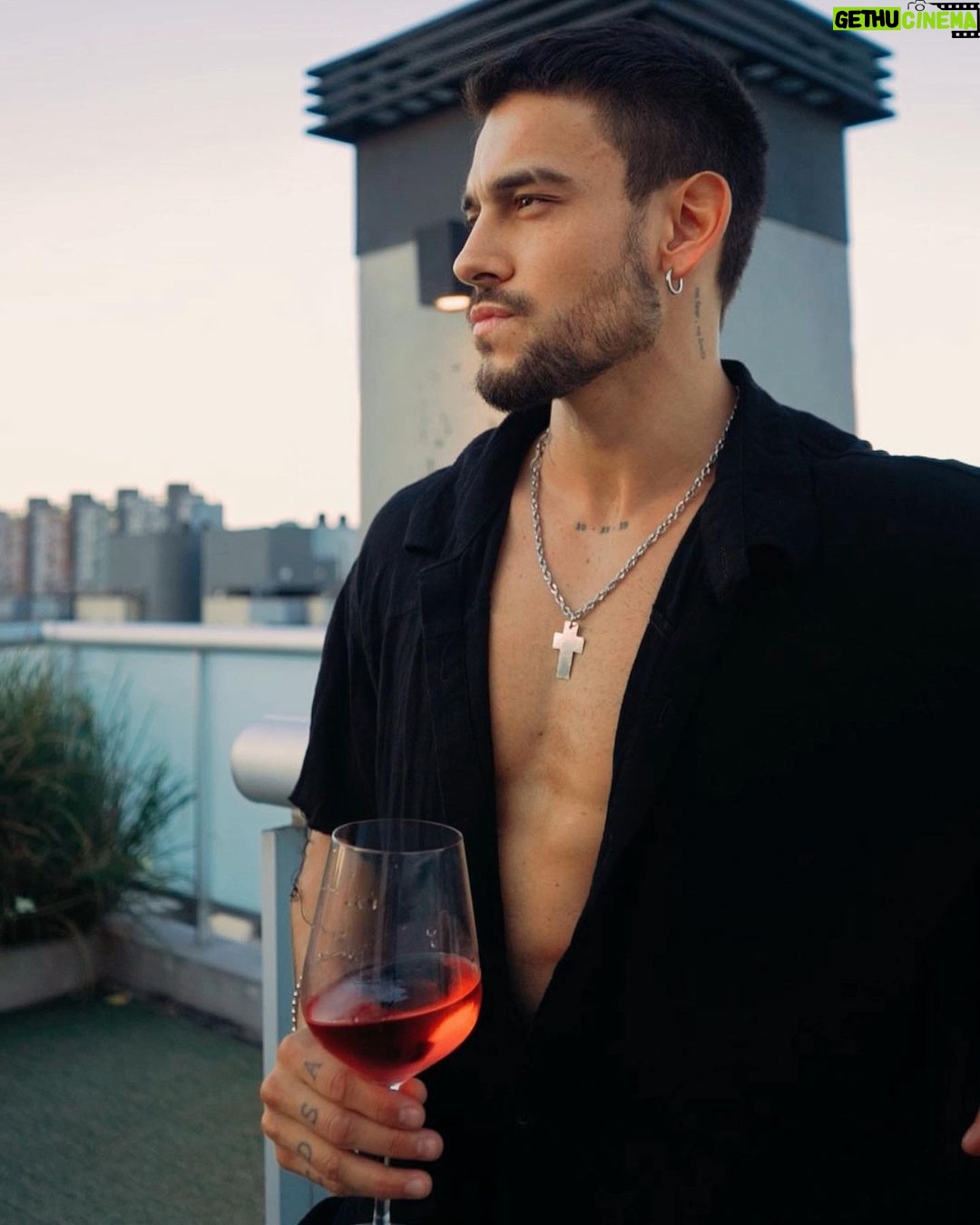 Agustín Bernasconi Instagram - Diciembre variadito 🍷☀️👊🏽
