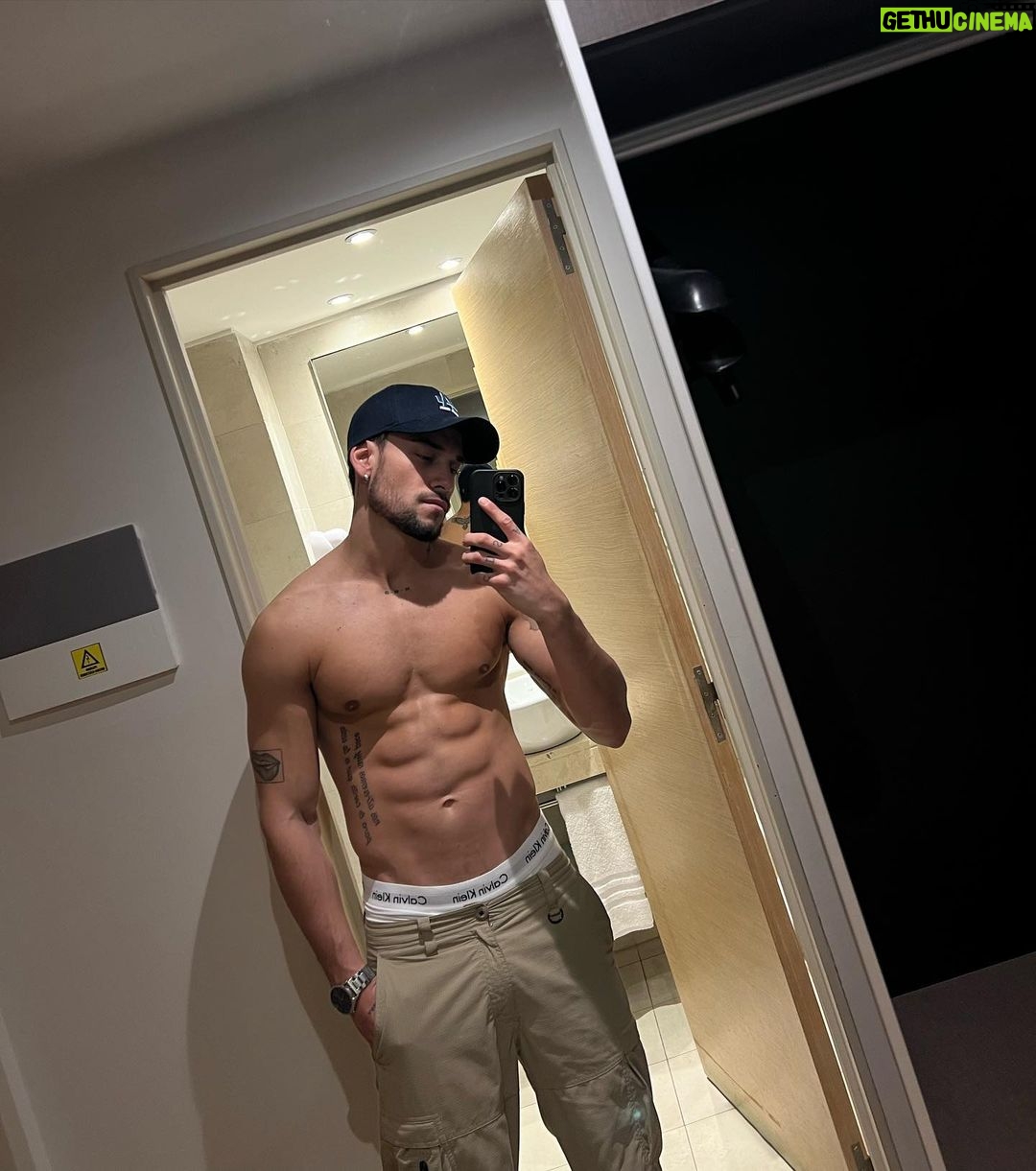 Agustín Bernasconi Instagram - De giritaa 🙏🏽🩶