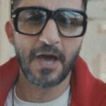 Ahmad Helmy Instagram - لما بيبقي مزاجي رايق .. باعمل اللي مايتعملش بص الحركة دي #الحركة_دي دلوقتي علي يوتيوب انتاج #جاما_ميوزيك #سينرجي #واحد_تاني اللينك في البايو @_gammamusic @synergyfilmsegy @ahmedmagedelmasry @coolpix_boy @mostafa_hadouta
