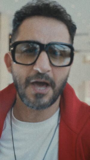 Ahmed Helmy Instagram - لما بيبقي مزاجي رايق .. باعمل اللي مايتعملش بص الحركة دي 
#الحركة_دي  دلوقتي علي يوتيوب انتاج #جاما_ميوزيك #سينرجي 
#واحد_تاني 
اللينك في البايو
@_gammamusic 
@synergyfilmsegy 
@ahmedmagedelmasry
@coolpix_boy 
@mostafa_hadouta