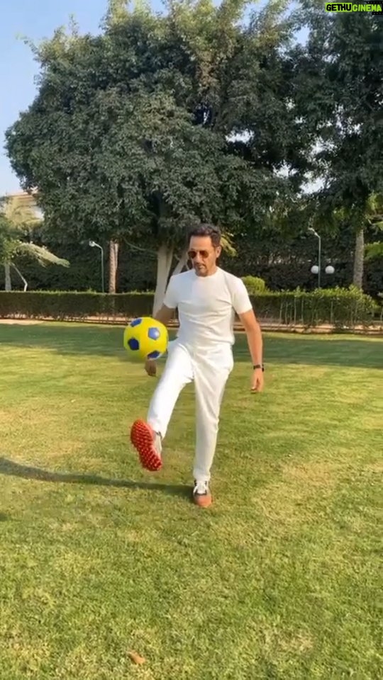 Ahmad Helmy Instagram - يا ليڤربول لو هتكلموني ياريت يبقي علي بعد الضهر عشان بصحي متأخر