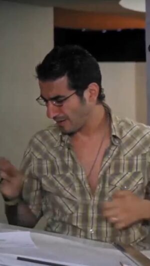 Ahmed Helmy Instagram - الناس كلها فرحانه بالشتا 
- انا