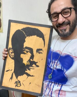 Ahmed Helmy Instagram - الصوره دي رسمتها لابويا من ٢٥ سنه
ابي العزيز .. هل تراني كما اراك دوماً في منامي .