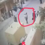 Ahmad Helmy Instagram - دي الصوره الحقيقه للاستاذ محمد وهو شايل بنته علي ايده قبل ما يحصل الانفجار وتروح غدر .. حق بنتك رجعلك ياستاذ محمد وربنا يصبرك ..