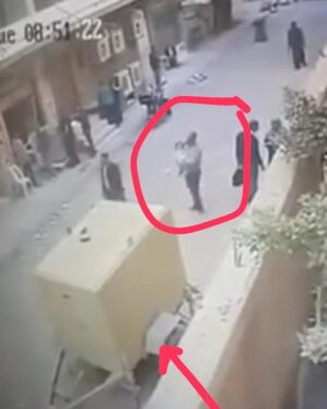 Ahmed Helmy Instagram - دي الصوره الحقيقه للاستاذ محمد وهو شايل بنته علي ايده قبل ما يحصل الانفجار وتروح غدر .. حق بنتك رجعلك ياستاذ محمد وربنا يصبرك ..