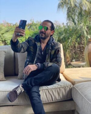 Ahmed Helmy Instagram - اللي صورني قالي اضحك عشان الصوره تطلع حلوه .. فضحكت .. ياتري طلعت حلوه ؟؟
#galaxys21ultra
@samsungmobile