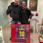Ahmad Helmy Instagram - اتشرفت بمقابلة مينا فايز صديقي المخرج المصري اللي جابلي احلي هديه وهي تيشيرت ميسي الموقعه من ميسي ذات نفسه .. شكرا يامينا 🙏🙏🙏 وشكرا طبعا يا ميسي @leomessi @mena_boutros
