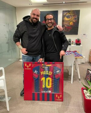 Ahmed Helmy Instagram - اتشرفت بمقابلة مينا فايز صديقي المخرج المصري اللي جابلي احلي هديه وهي تيشيرت ميسي الموقعه من ميسي ذات نفسه .. شكرا يامينا 🙏🙏🙏 وشكرا طبعا يا ميسي
@leomessi @mena_boutros