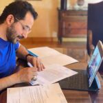 Ahmad Helmy Instagram - سعيد جداً باختياري كسفير ليونيسف لمنطقة الشرق الأوسط وشمال إفريقيا @unicef_mena على مدار الخمس سنين اللي فاتو اشتغلت مع يونيسف مصر @unicef.egypt على ملفات مهمة لتنمية الطفولة المبكرة، والتربية الإيجابية، والتصدي للتنمر. والفترة الجاية حنركز على القضايا الإقليمية اللي بتمس كل أطفالنا. وبإذن الله نقدر مع بعض نساعدهم وخصوصاً اللي عايشيين في مناطق النزاعات على إنهم يكبروا بدون خوف ولاحرمان من التعليم.