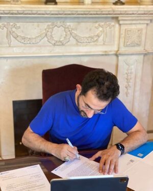 Ahmed Helmy Instagram - سعيد جداً باختياري كسفير ليونيسف لمنطقة الشرق الأوسط وشمال إفريقيا
@unicef_mena

على مدار الخمس سنين اللي فاتو اشتغلت مع يونيسف مصر @unicef.egypt
على ملفات مهمة لتنمية الطفولة المبكرة، والتربية الإيجابية، والتصدي للتنمر. والفترة الجاية حنركز على القضايا الإقليمية اللي بتمس كل أطفالنا.  وبإذن الله نقدر مع بعض نساعدهم وخصوصاً  اللي عايشيين في مناطق النزاعات على إنهم يكبروا بدون خوف ولاحرمان من التعليم.