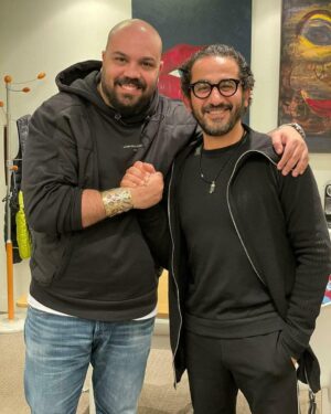 Ahmed Helmy Instagram - اتشرفت بمقابلة مينا فايز صديقي المخرج المصري اللي جابلي احلي هديه وهي تيشيرت ميسي الموقعه من ميسي ذات نفسه .. شكرا يامينا 🙏🙏🙏 وشكرا طبعا يا ميسي
@leomessi @mena_boutros