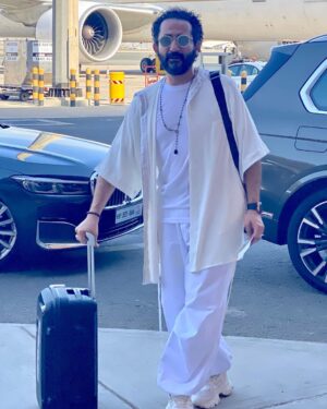 Ahmed Helmy Instagram - سفر ولا وصول ؟ 😎 ✈️