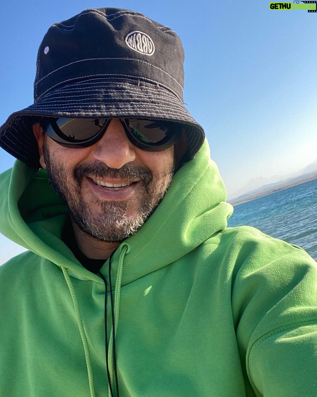 Ahmad Helmy Instagram - خير اللهم اجعله خير حلمت اني لابس اخضر في اخضر وقال ايه .. ورايا بحر . (دي صوره م الحلم) حد عنده تفسير 🙂