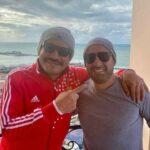 Ahmed El Sakka Instagram - حط يدك فى جيبك.. و طلع مسدسك.. و صفيه يا حسن صفيه… و هتبقى الكبير 😁 @bassem_samra #احمد_السقا #باسم_سمره #العتاولة #منصور_الحفنى