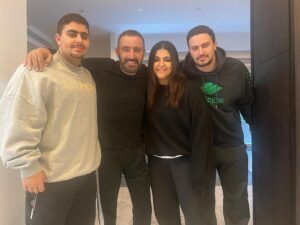 Ahmed El Sakka Instagram - ياسين و حمزة و نادية.. استثماري الحقيقى فى الدنيا، ربنا يحفظهم و يحفظ اولادكم جميعا 🙏❤️