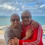 Ahmed El Sakka Instagram - حط يدك فى جيبك.. و طلع مسدسك.. و صفيه يا حسن صفيه… و هتبقى الكبير 😁 @bassem_samra #احمد_السقا #باسم_سمره #العتاولة #منصور_الحفنى