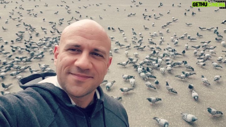 Ahmed Mekky - 183.5K Likes - في مكه ... وسط الحمام المكي ... #ahmedmekky #elkebeer #makkah #freedom #free #peace #pigeon #birds #birdsofinstagram #احمدمكي #الكبير #مكه #حمام.مكه
#smile #سكينه #راحه