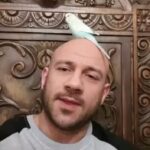 Ahmed Mekky Instagram - اول کلمه لخورشید ( مکی ) ... وقریب فیدیوهات تانیه وهو بیقول الکلمه التانیه ان شاءالله #AhmedMekky #elkebeer #talkingbudgie #talkingbudgies #budgies #birdsofinstagram #birds #budgiesofinstagram #bond #handfeeding #handfeedingbirds #pets #smile #bestfriend