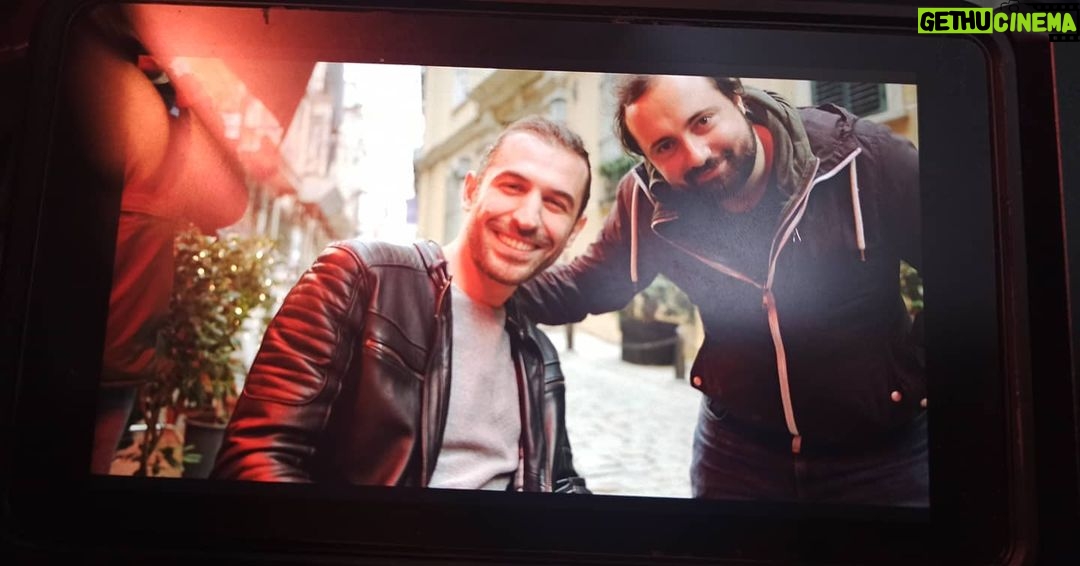 Ahmet Kürşat Öçalan Instagram - Ve beraber oynamaktan çooook büyük keyif aldığım şahane cast...hepinize ayrı ayrı çok teşekkür ederim. Hicbir sey beklemeden filmi sahiplenmeniz, arkadaşlığınız, insanlığınız herşeyden daha da önemliydi benim için. İyi ki varsınız! Ve yine yardımlarınız icin @mehmetrock ve @yarkinzx sizlere de cok teşekkür ederim. #donadonafilmi @donadonafilmi