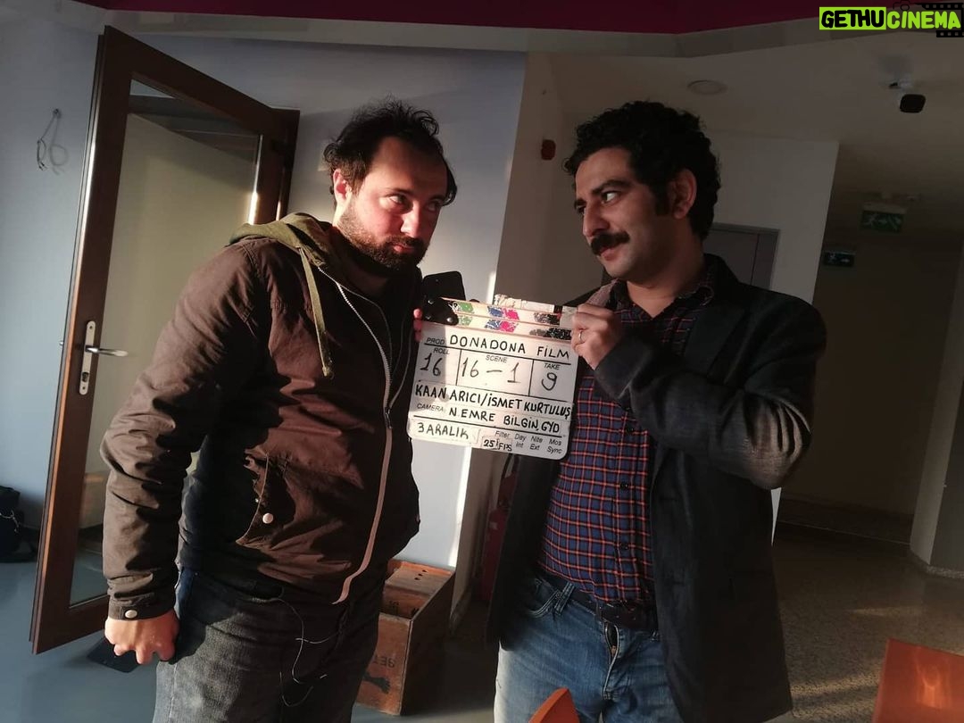 Ahmet Kürşat Öçalan Instagram - Ve beraber oynamaktan çooook büyük keyif aldığım şahane cast...hepinize ayrı ayrı çok teşekkür ederim. Hicbir sey beklemeden filmi sahiplenmeniz, arkadaşlığınız, insanlığınız herşeyden daha da önemliydi benim için. İyi ki varsınız! Ve yine yardımlarınız icin @mehmetrock ve @yarkinzx sizlere de cok teşekkür ederim. #donadonafilmi @donadonafilmi