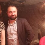 Ahmet Kürşat Öçalan Instagram - Ve beraber oynamaktan çooook büyük keyif aldığım şahane cast...hepinize ayrı ayrı çok teşekkür ederim. Hicbir sey beklemeden filmi sahiplenmeniz, arkadaşlığınız, insanlığınız herşeyden daha da önemliydi benim için. İyi ki varsınız! Ve yine yardımlarınız icin @mehmetrock ve @yarkinzx sizlere de cok teşekkür ederim. #donadonafilmi @donadonafilmi