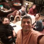 Ahmet Kürşat Öçalan Instagram - Ve beraber oynamaktan çooook büyük keyif aldığım şahane cast...hepinize ayrı ayrı çok teşekkür ederim. Hicbir sey beklemeden filmi sahiplenmeniz, arkadaşlığınız, insanlığınız herşeyden daha da önemliydi benim için. İyi ki varsınız! Ve yine yardımlarınız icin @mehmetrock ve @yarkinzx sizlere de cok teşekkür ederim. #donadonafilmi @donadonafilmi