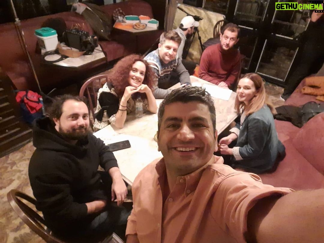 Ahmet Kürşat Öçalan Instagram - Ve beraber oynamaktan çooook büyük keyif aldığım şahane cast...hepinize ayrı ayrı çok teşekkür ederim. Hicbir sey beklemeden filmi sahiplenmeniz, arkadaşlığınız, insanlığınız herşeyden daha da önemliydi benim için. İyi ki varsınız! Ve yine yardımlarınız icin @mehmetrock ve @yarkinzx sizlere de cok teşekkür ederim. #donadonafilmi @donadonafilmi