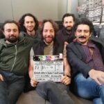 Ahmet Kürşat Öçalan Instagram - Dun itibariyle #donadonafilmi paydos dedi. Kendi yazmış olduğun senaryonun ete kemiğe büründüğü görmek ve üstüne bir de kendi yazdığın karakteri oynamak sahiden cok ilginç bir o kadar da eğlenceli bir deneyimmiş. Bu ilk uzun metraj filmimizin hayata geçmesinde kardeşim @ahmetorhon yönetmenlerimiz @ismetk @kaanarici size ne kadar teşekkür etsem az kalır. İsmet ve Kaan öylesine insanüstü bir çaba gösterdiler ki gerçekten inanılmaz. Aynı zamanda hem kostüm şefi hem 1. 2. 3. Reji, hem yapım sorumlusu, hem mekancı, hem setçi, hem klaketçi hem yardımcı oyuncu hem de yönetmen olmayı başarabilmek herkese nasip olmazdı, onlara oldu :) Ahmet'in ayni anda sayısız işle ilgilenebiliyor olmasına film boyunca yine şahitlik ettik. Sete @cosamutfak lezzetini getirmesi de isin ekstra keyifli kısmı oldu. Her ayağa kalkışında eyvah sorun var hissiyatımızı müthiş bir sükunetle ve özgüvenle bertaraf eden, sesten sorumlumuz, seslerimizi emanet ettiğimiz @borakasrga çok teşekkürler. Göğsümde bir tane bile kıl bırakmamaya and içmiş, mikrofonu her cekişinde beni derin bir acıya sevkeden, boomun kralı @mertgozmen sana da çok teşekkürler. Çıtır fluların, tatlı fluların, gözümüzde parlayan siemens yıldızının imparatoru @anlgultekinn ellerine sağlık "Şuraya da gelebilirim, bir de böyle bakın, nasıl oldu? Ufak bir eğiliyorum,.tamam hallettim. 30 saniyenizi rica ediyorum. Gökhan buraya bir flag mi atalım. Bence bu çalışır, cok sola pan yapamıyorum yaparsam şurayı görmek zorunda kalıyorum. Bir takozla yükseltsek cok güzel olacak benim için" replikleriyle muhteşem resimler yakalayan @nusretemrebilgin çok teşekkürler. Flagleriyle, sari, mor, kırmızı kağıtlarıyla, geceleri gündüz, gündüzleri gece yapan, her evet bu tarafa döndük denilişinde yorulmadan bize ışık tutan gaffer @gago.cam sana da çok teşekkürler. Bir cast şirketini tur şirketine çevirebilen @eneskorkmas ve serdar sizlere de cok teşekkürler. Bize mekan konusunda sınırsız özgürlük tanıyan, muhteşem insan, canım @arzu__tasdemir çok teşekkürler. Mekan noktasında cok önemli bir soruna çare olan @ozgurelvan cok teşekkürler. Herhalde baska bir tiyatroda çekilemezdi bu film. Havasını solumak bile muhteşemdi. Teşekkürler @enistesigelmis