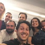 Ahmet Kürşat Öçalan Instagram - Dun itibariyle #donadonafilmi paydos dedi. Kendi yazmış olduğun senaryonun ete kemiğe büründüğü görmek ve üstüne bir de kendi yazdığın karakteri oynamak sahiden cok ilginç bir o kadar da eğlenceli bir deneyimmiş. Bu ilk uzun metraj filmimizin hayata geçmesinde kardeşim @ahmetorhon yönetmenlerimiz @ismetk @kaanarici size ne kadar teşekkür etsem az kalır. İsmet ve Kaan öylesine insanüstü bir çaba gösterdiler ki gerçekten inanılmaz. Aynı zamanda hem kostüm şefi hem 1. 2. 3. Reji, hem yapım sorumlusu, hem mekancı, hem setçi, hem klaketçi hem yardımcı oyuncu hem de yönetmen olmayı başarabilmek herkese nasip olmazdı, onlara oldu :) Ahmet'in ayni anda sayısız işle ilgilenebiliyor olmasına film boyunca yine şahitlik ettik. Sete @cosamutfak lezzetini getirmesi de isin ekstra keyifli kısmı oldu. Her ayağa kalkışında eyvah sorun var hissiyatımızı müthiş bir sükunetle ve özgüvenle bertaraf eden, sesten sorumlumuz, seslerimizi emanet ettiğimiz @borakasrga çok teşekkürler. Göğsümde bir tane bile kıl bırakmamaya and içmiş, mikrofonu her cekişinde beni derin bir acıya sevkeden, boomun kralı @mertgozmen sana da çok teşekkürler. Çıtır fluların, tatlı fluların, gözümüzde parlayan siemens yıldızının imparatoru @anlgultekinn ellerine sağlık "Şuraya da gelebilirim, bir de böyle bakın, nasıl oldu? Ufak bir eğiliyorum,.tamam hallettim. 30 saniyenizi rica ediyorum. Gökhan buraya bir flag mi atalım. Bence bu çalışır, cok sola pan yapamıyorum yaparsam şurayı görmek zorunda kalıyorum. Bir takozla yükseltsek cok güzel olacak benim için" replikleriyle muhteşem resimler yakalayan @nusretemrebilgin çok teşekkürler. Flagleriyle, sari, mor, kırmızı kağıtlarıyla, geceleri gündüz, gündüzleri gece yapan, her evet bu tarafa döndük denilişinde yorulmadan bize ışık tutan gaffer @gago.cam sana da çok teşekkürler. Bir cast şirketini tur şirketine çevirebilen @eneskorkmas ve serdar sizlere de cok teşekkürler. Bize mekan konusunda sınırsız özgürlük tanıyan, muhteşem insan, canım @arzu__tasdemir çok teşekkürler. Mekan noktasında cok önemli bir soruna çare olan @ozgurelvan cok teşekkürler. Herhalde baska bir tiyatroda çekilemezdi bu film. Havasını solumak bile muhteşemdi. Teşekkürler @enistesigelmis