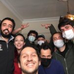 Ahmet Kürşat Öçalan Instagram - Dun itibariyle #donadonafilmi paydos dedi. Kendi yazmış olduğun senaryonun ete kemiğe büründüğü görmek ve üstüne bir de kendi yazdığın karakteri oynamak sahiden cok ilginç bir o kadar da eğlenceli bir deneyimmiş. Bu ilk uzun metraj filmimizin hayata geçmesinde kardeşim @ahmetorhon yönetmenlerimiz @ismetk @kaanarici size ne kadar teşekkür etsem az kalır. İsmet ve Kaan öylesine insanüstü bir çaba gösterdiler ki gerçekten inanılmaz. Aynı zamanda hem kostüm şefi hem 1. 2. 3. Reji, hem yapım sorumlusu, hem mekancı, hem setçi, hem klaketçi hem yardımcı oyuncu hem de yönetmen olmayı başarabilmek herkese nasip olmazdı, onlara oldu :) Ahmet'in ayni anda sayısız işle ilgilenebiliyor olmasına film boyunca yine şahitlik ettik. Sete @cosamutfak lezzetini getirmesi de isin ekstra keyifli kısmı oldu. Her ayağa kalkışında eyvah sorun var hissiyatımızı müthiş bir sükunetle ve özgüvenle bertaraf eden, sesten sorumlumuz, seslerimizi emanet ettiğimiz @borakasrga çok teşekkürler. Göğsümde bir tane bile kıl bırakmamaya and içmiş, mikrofonu her cekişinde beni derin bir acıya sevkeden, boomun kralı @mertgozmen sana da çok teşekkürler. Çıtır fluların, tatlı fluların, gözümüzde parlayan siemens yıldızının imparatoru @anlgultekinn ellerine sağlık "Şuraya da gelebilirim, bir de böyle bakın, nasıl oldu? Ufak bir eğiliyorum,.tamam hallettim. 30 saniyenizi rica ediyorum. Gökhan buraya bir flag mi atalım. Bence bu çalışır, cok sola pan yapamıyorum yaparsam şurayı görmek zorunda kalıyorum. Bir takozla yükseltsek cok güzel olacak benim için" replikleriyle muhteşem resimler yakalayan @nusretemrebilgin çok teşekkürler. Flagleriyle, sari, mor, kırmızı kağıtlarıyla, geceleri gündüz, gündüzleri gece yapan, her evet bu tarafa döndük denilişinde yorulmadan bize ışık tutan gaffer @gago.cam sana da çok teşekkürler. Bir cast şirketini tur şirketine çevirebilen @eneskorkmas ve serdar sizlere de cok teşekkürler. Bize mekan konusunda sınırsız özgürlük tanıyan, muhteşem insan, canım @arzu__tasdemir çok teşekkürler. Mekan noktasında cok önemli bir soruna çare olan @ozgurelvan cok teşekkürler. Herhalde baska bir tiyatroda çekilemezdi bu film. Havasını solumak bile muhteşemdi. Teşekkürler @enistesigelmis