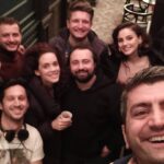 Ahmet Kürşat Öçalan Instagram - Dun itibariyle #donadonafilmi paydos dedi. Kendi yazmış olduğun senaryonun ete kemiğe büründüğü görmek ve üstüne bir de kendi yazdığın karakteri oynamak sahiden cok ilginç bir o kadar da eğlenceli bir deneyimmiş. Bu ilk uzun metraj filmimizin hayata geçmesinde kardeşim @ahmetorhon yönetmenlerimiz @ismetk @kaanarici size ne kadar teşekkür etsem az kalır. İsmet ve Kaan öylesine insanüstü bir çaba gösterdiler ki gerçekten inanılmaz. Aynı zamanda hem kostüm şefi hem 1. 2. 3. Reji, hem yapım sorumlusu, hem mekancı, hem setçi, hem klaketçi hem yardımcı oyuncu hem de yönetmen olmayı başarabilmek herkese nasip olmazdı, onlara oldu :) Ahmet'in ayni anda sayısız işle ilgilenebiliyor olmasına film boyunca yine şahitlik ettik. Sete @cosamutfak lezzetini getirmesi de isin ekstra keyifli kısmı oldu. Her ayağa kalkışında eyvah sorun var hissiyatımızı müthiş bir sükunetle ve özgüvenle bertaraf eden, sesten sorumlumuz, seslerimizi emanet ettiğimiz @borakasrga çok teşekkürler. Göğsümde bir tane bile kıl bırakmamaya and içmiş, mikrofonu her cekişinde beni derin bir acıya sevkeden, boomun kralı @mertgozmen sana da çok teşekkürler. Çıtır fluların, tatlı fluların, gözümüzde parlayan siemens yıldızının imparatoru @anlgultekinn ellerine sağlık "Şuraya da gelebilirim, bir de böyle bakın, nasıl oldu? Ufak bir eğiliyorum,.tamam hallettim. 30 saniyenizi rica ediyorum. Gökhan buraya bir flag mi atalım. Bence bu çalışır, cok sola pan yapamıyorum yaparsam şurayı görmek zorunda kalıyorum. Bir takozla yükseltsek cok güzel olacak benim için" replikleriyle muhteşem resimler yakalayan @nusretemrebilgin çok teşekkürler. Flagleriyle, sari, mor, kırmızı kağıtlarıyla, geceleri gündüz, gündüzleri gece yapan, her evet bu tarafa döndük denilişinde yorulmadan bize ışık tutan gaffer @gago.cam sana da çok teşekkürler. Bir cast şirketini tur şirketine çevirebilen @eneskorkmas ve serdar sizlere de cok teşekkürler. Bize mekan konusunda sınırsız özgürlük tanıyan, muhteşem insan, canım @arzu__tasdemir çok teşekkürler. Mekan noktasında cok önemli bir soruna çare olan @ozgurelvan cok teşekkürler. Herhalde baska bir tiyatroda çekilemezdi bu film. Havasını solumak bile muhteşemdi. Teşekkürler @enistesigelmis