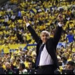 Ahmet Kürşat Öçalan Instagram – Giden bir koç değil. Giden, bana şu yaşıma kadar Fenerbahçe’nin ne demek oldugunu en iyi şekilde gösteren, Fenerbahçe ruhuna sahada vücut veren ve bunu her sahaya çıkışında istisnasız bir şekilde mütemadiyen yapan, Avrupa’nın görmüş olduğu en büyük KOÇ,  en büyük LİDER. Giden, Fenerbahçe’ye hizmet edenler arasında işini en layıkıyla yapan, Fenerbahçenin kimyasını, kaderini değiştiren bir komutan. Senin sayende Belgrad sokaklarında, Berlin caddelerinde, kuzey İspanyada Fenerbahçe diye, Türkiye diye bağırdık. Senin sayende hep tvden gıpta ederek izlediğimiz ana, “we are the champions” şarkısı eşliğinde  Avrupa’nın en büyük kupasını kaldırdığımıza  şahitlik ettik. Sen bizi çok mutlu ettin. Sana çok teşekkür ederim Koç. Seni bizde çalışmaya ikna etmek bir önceki yönetimin en doğru üç hareketinden biriyse, senin gitmene mani olamamak da bu yönetimin yapmış ve yapacağı tüm hatalar arasında ilk sırada olacak. Tekrar karşılaşalım Koç. Tekrar bizimle ol. Biz seni çok seviyoruz #obradovic  @alexander.raskovic  @fbbasketbol @fenerbahce #obra