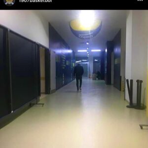 Ahmet Kürşat Öçalan Instagram - Giden bir koç değil. Giden, bana şu yaşıma kadar Fenerbahçe'nin ne demek oldugunu en iyi şekilde gösteren, Fenerbahçe ruhuna sahada vücut veren ve bunu her sahaya çıkışında istisnasız bir şekilde mütemadiyen yapan, Avrupa'nın görmüş olduğu en büyük KOÇ,  en büyük LİDER. Giden, Fenerbahçe'ye hizmet edenler arasında işini en layıkıyla yapan, Fenerbahçenin kimyasını, kaderini değiştiren bir komutan. Senin sayende Belgrad sokaklarında, Berlin caddelerinde, kuzey İspanyada Fenerbahçe diye, Türkiye diye bağırdık. Senin sayende hep tvden gıpta ederek izlediğimiz ana, "we are the champions" şarkısı eşliğinde  Avrupa'nın en büyük kupasını kaldırdığımıza  şahitlik ettik. Sen bizi çok mutlu ettin. Sana çok teşekkür ederim Koç. Seni bizde çalışmaya ikna etmek bir önceki yönetimin en doğru üç hareketinden biriyse, senin gitmene mani olamamak da bu yönetimin yapmış ve yapacağı tüm hatalar arasında ilk sırada olacak. Tekrar karşılaşalım Koç. Tekrar bizimle ol. Biz seni çok seviyoruz #obradovic  @alexander.raskovic  @fbbasketbol @fenerbahce #obra