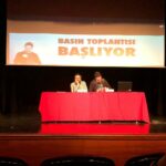 Ahmet Kürşat Öçalan Instagram – Tiyatro cok guzel sey. Hem de cok. Ama Keske seyirci de gelse. Oyun ciktiktan sonra oyuncu icin en buyuk heyecanlardan biri giseye sorulan “var mi gelen?” sorusudur. Oyun oncesi perde arasindan gelen izleyiciyi izlemek ve kulise gidip bayagi kisi gelmis denildiginde odaya salinan o mutlulugu hissetmektir oyuncuya en buyuk motivasyon. Ne is yapiyorsun sorusuna oyuncuyum denildiginde “ne kadar guzel, cok takdir ediyorum sizleri istediginiz isin pesinden kosuyorsunuz” diyenler oyunlara gelip takdirlerini belli etseler keske. “Bir gun oyunun oldugunda mutlaka cagir” diyenler oyunum oldugunda ve onlari cagirdigimda mutlaka gelseler keske. Hep bir sonraki oyun kac kisi gelecek acaba endisesini hic yasamasak keske. Ama iste tiyatro tum bu keskelere ragmen guzel. 2  kalas bir hevestir tiyatro. Hevessiz birakmayin tiyatroyu. Cunku Allahtan tiyatro var! #27mart #tiyatro #tiyatroiyidir #sahne #istanbultiyatroları