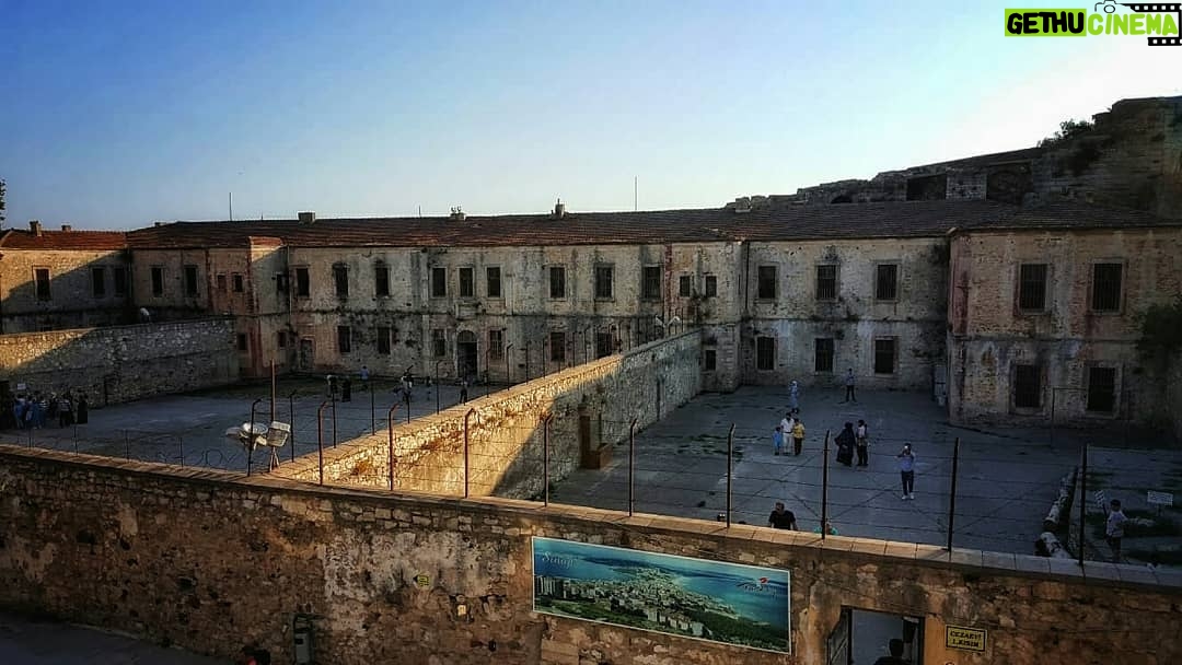 Ahmet Kürşat Öçalan Instagram - #tarihi #sinopcezaevi #prison in #sinop #sabahattinali basin one egilmesin aldirma gonul aldirma dizeleriyle baslayan #hapishane sarkisi adli siirini burda tutuklu olarak kaldigi sure icerisinde yazmis.