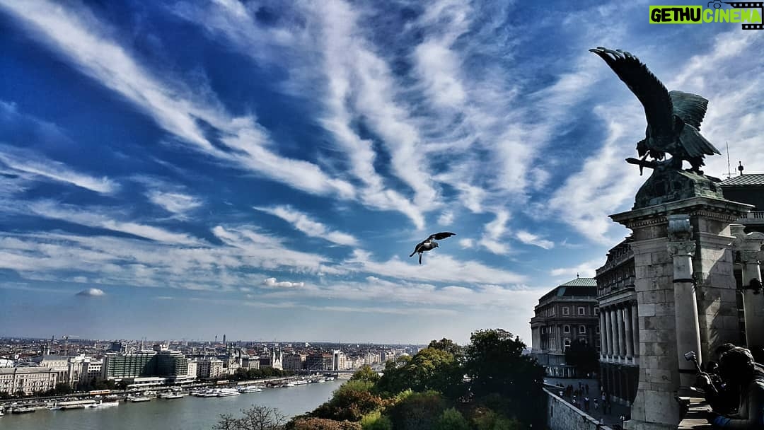 Ahmet Kürşat Öçalan Instagram - a #battle in the #sky in #budapest #fishermanbastion #tb