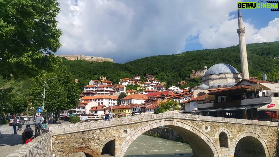 Ahmet Kürşat Öçalan Instagram - #prizren #kosovo #kosova sehirde nerdeyse herkes Turkce konusuyordu kaldi ki sehir de zaten tipik bir anadolu sehriydi.